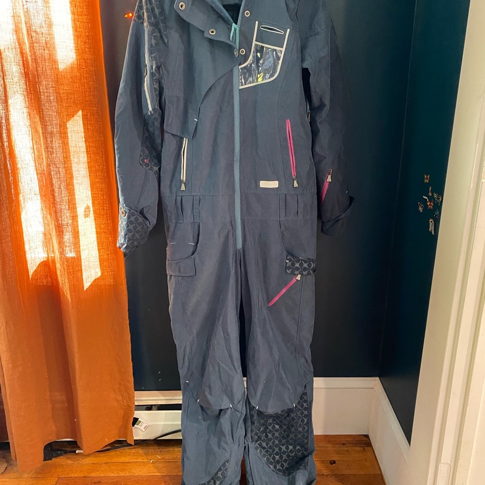 Heavy duty snowboard suit women's small/medium sold as is